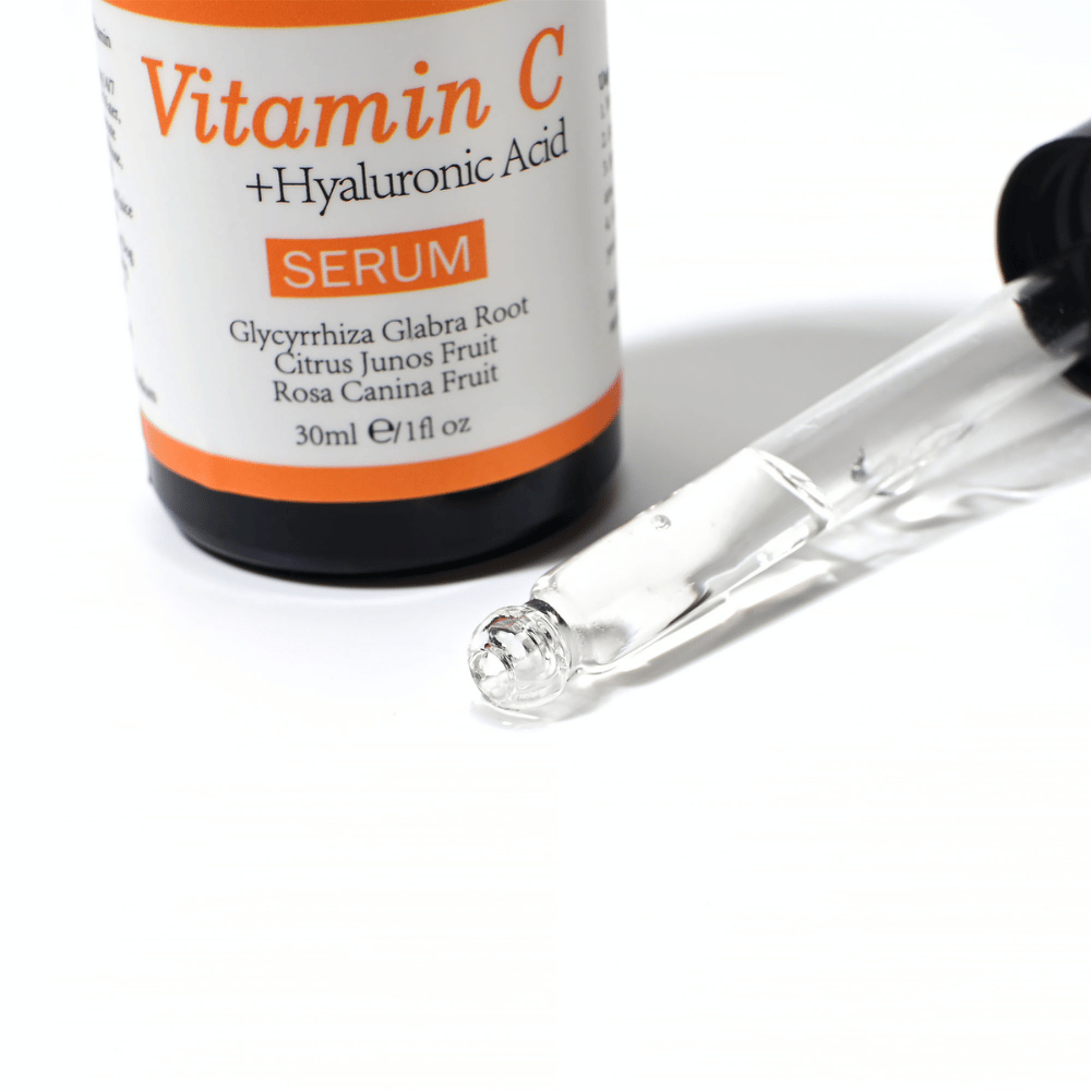 Detail pipety a fľaštičky s Neutriherbs Vitamin C + Hyaluronic Acid Serum 30 ml. Ľahká textúra séra sa rýchlo vstrebáva a hydratuje pokožku, pričom zároveň prispieva k väčšiemu jasu a rovnomernejšiemu tónu pleti.