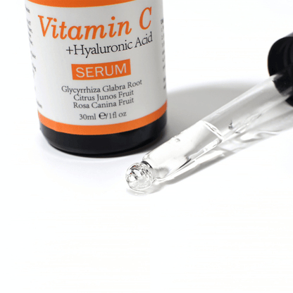 Detail pipety a fľaštičky s Neutriherbs Vitamin C + Hyaluronic Acid Serum 30 ml. Ľahká textúra séra sa rýchlo vstrebáva a hydratuje pokožku, pričom zároveň prispieva k väčšiemu jasu a rovnomernejšiemu tónu pleti.